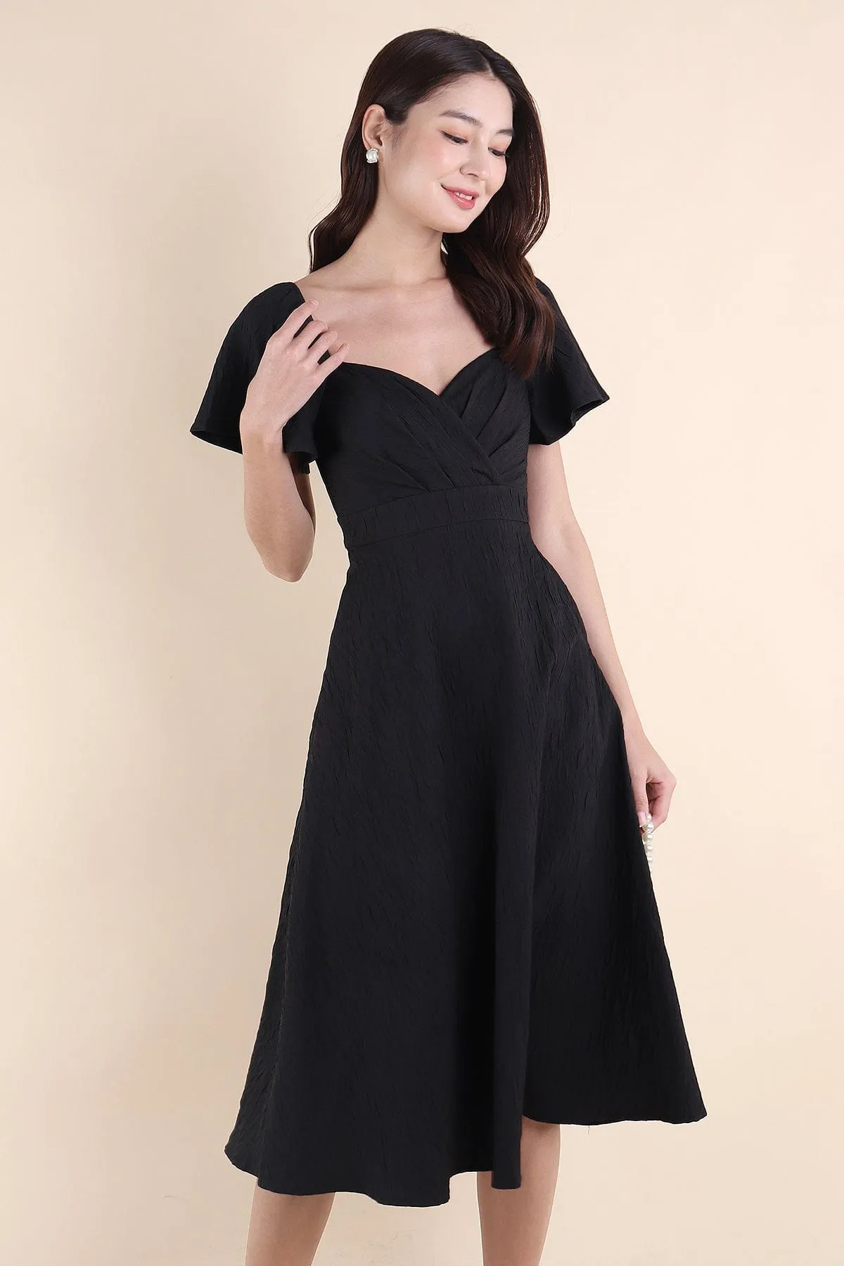 FIORA SLEEVE MIDAXI DRESS IN BLACK